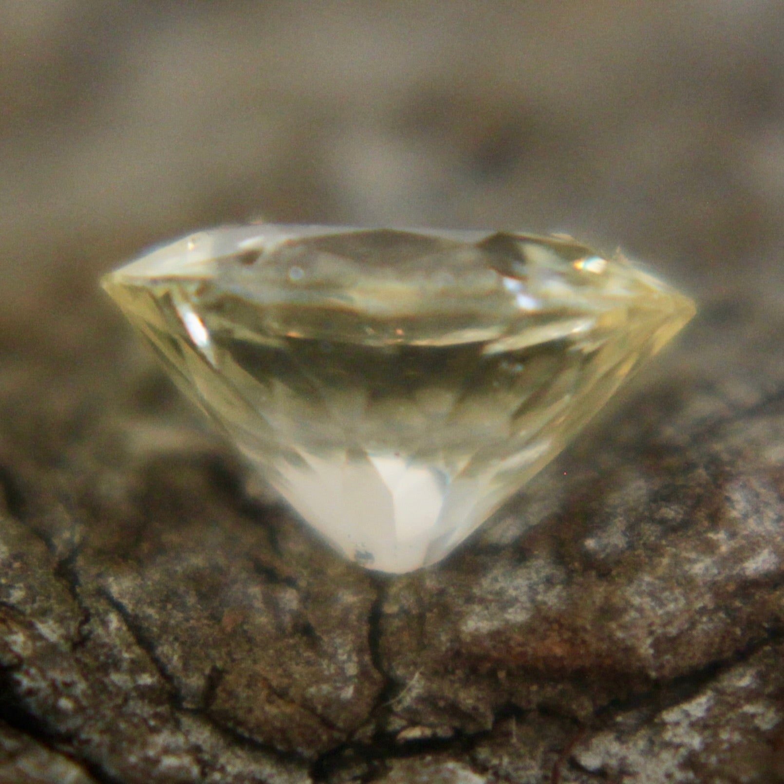 Natural yellow sapphire 0.85ct gemstone for engagement ring design