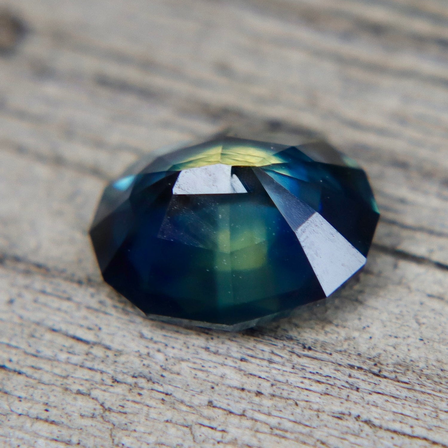 Natural Parti Sapphire – 1.42 Carat Fancy Oval Cut Tri - Color Gemstone from Australia - Sapphirepal