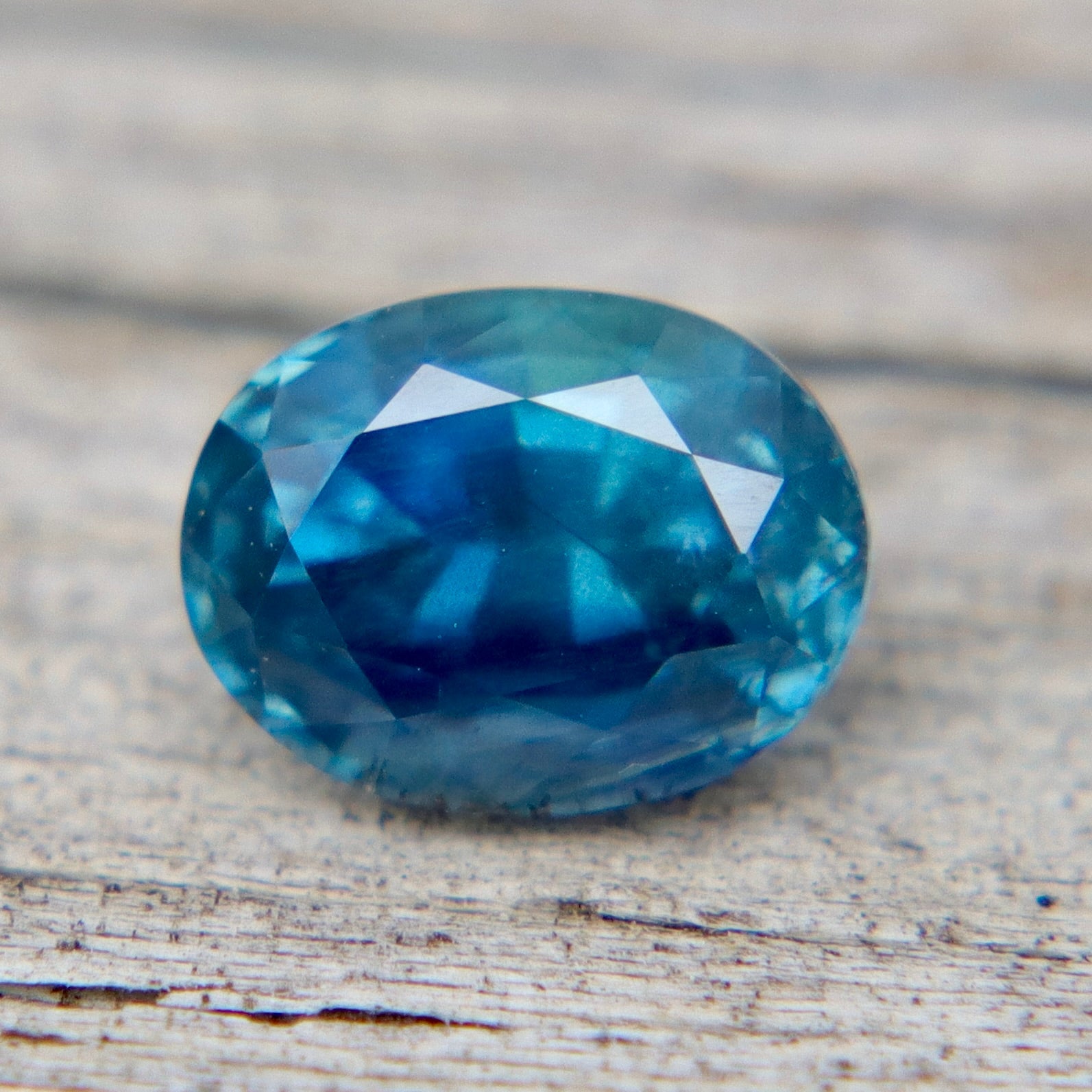 Natural Peacock Sapphire 1.00 ct (Madagascar) – Unheated, Oval, VS - Sapphirepal