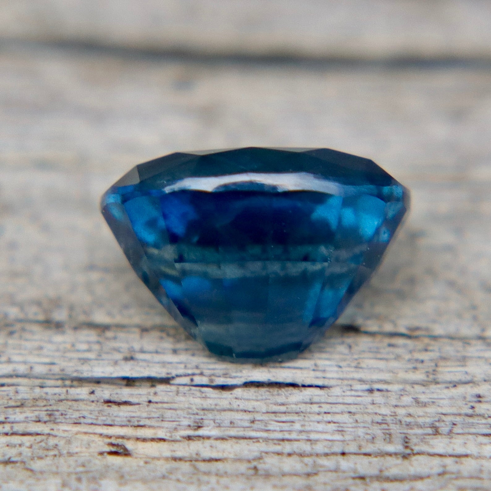 Natural Peacock Sapphire 1.00 ct (Madagascar) – Unheated, Oval, VS - Sapphirepal