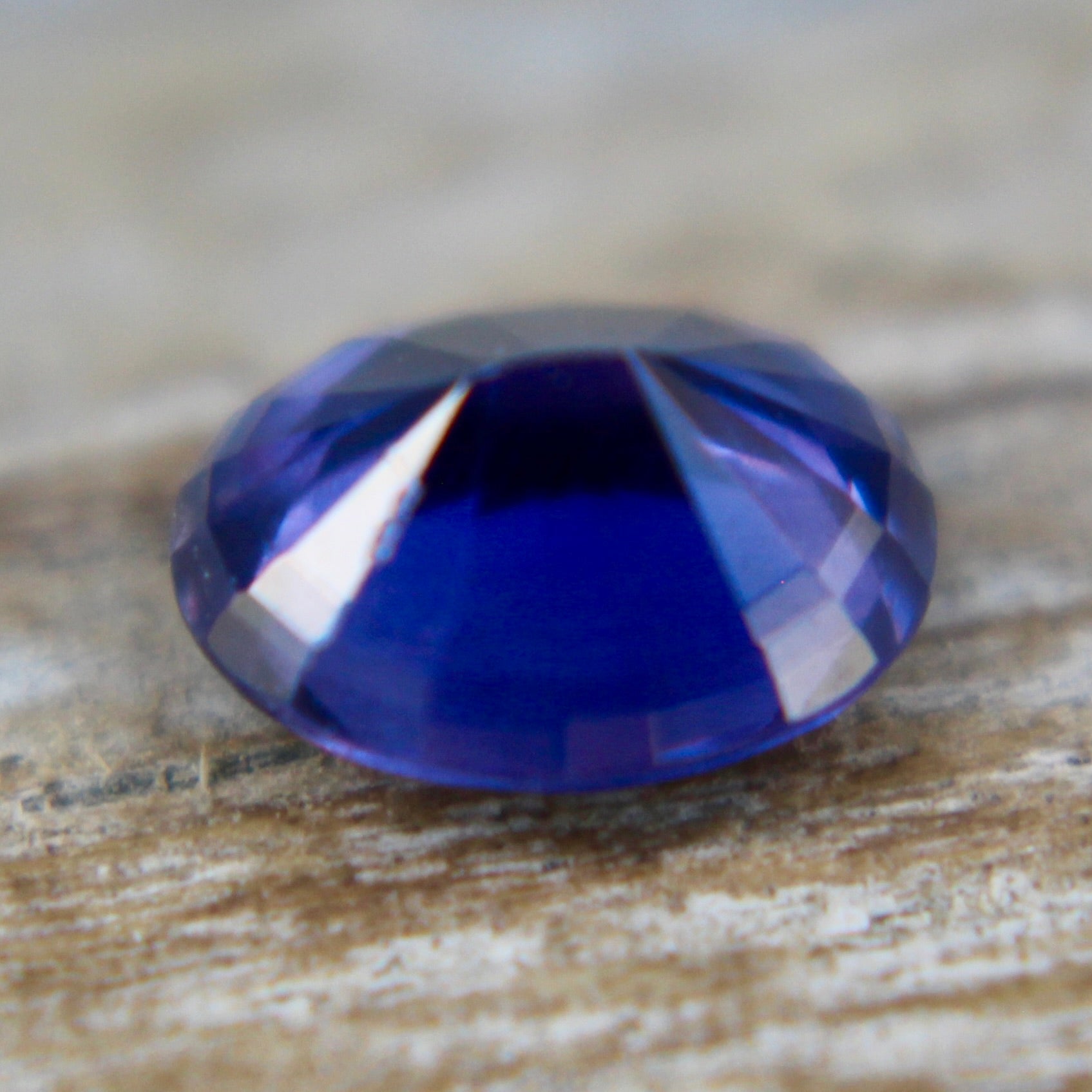Loose purple sapphire 0.76 carat eye clean oval faceted stone