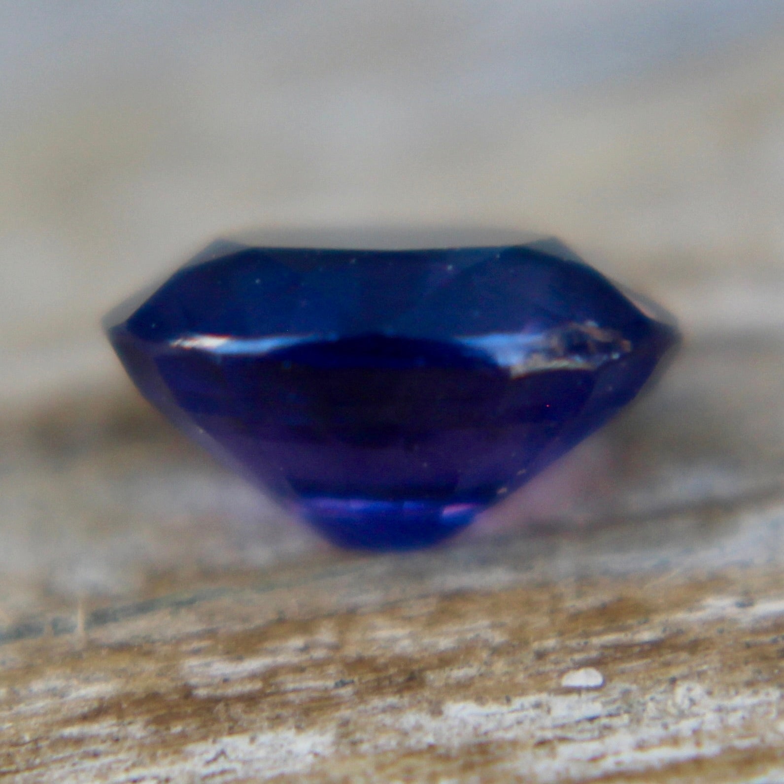 Unheated Ceylon purple sapphire gemstone for fine jewelry