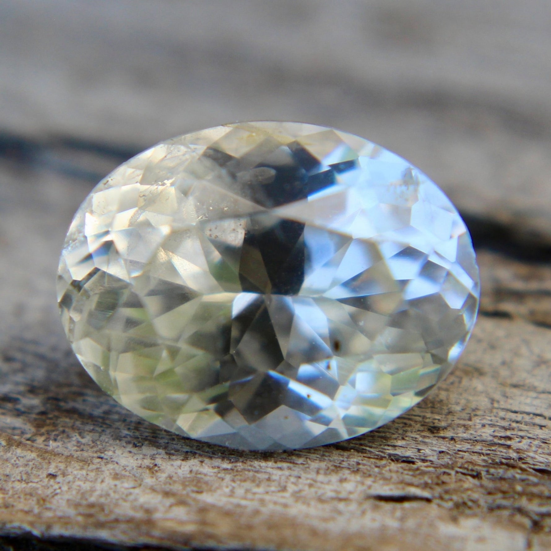 Natural Sapphire with sight yellow champagne hue - Sapphirepal