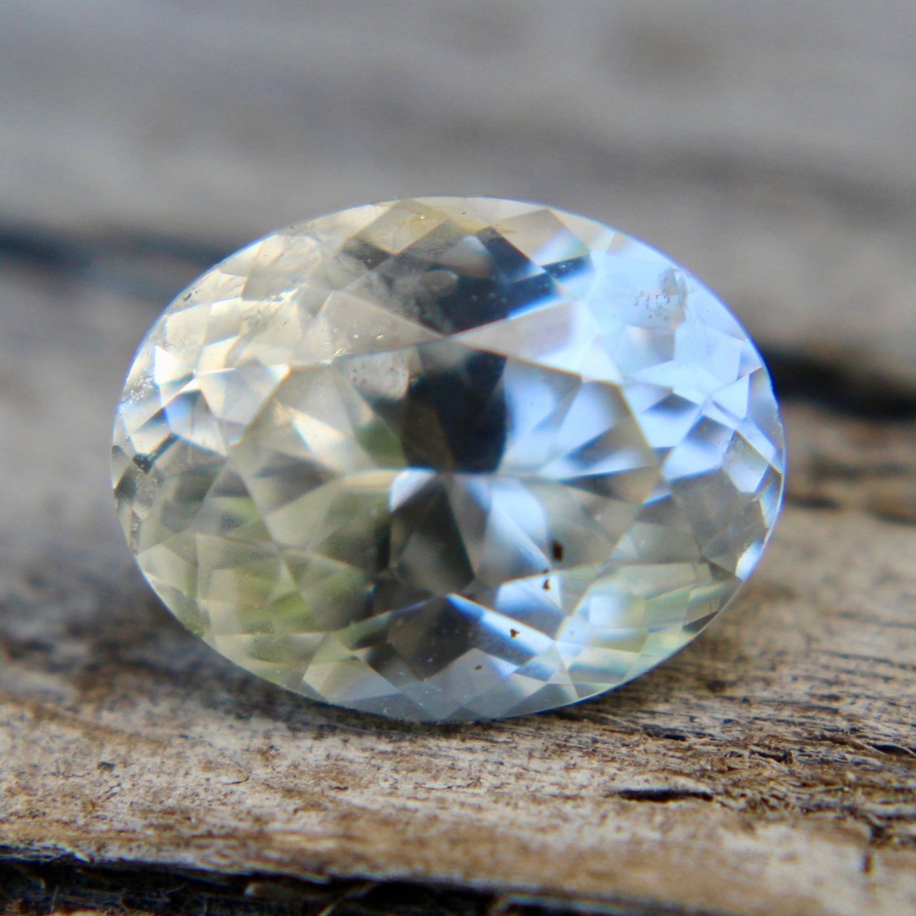 Natural Sapphire with sight yellow champagne hue - Sapphirepal