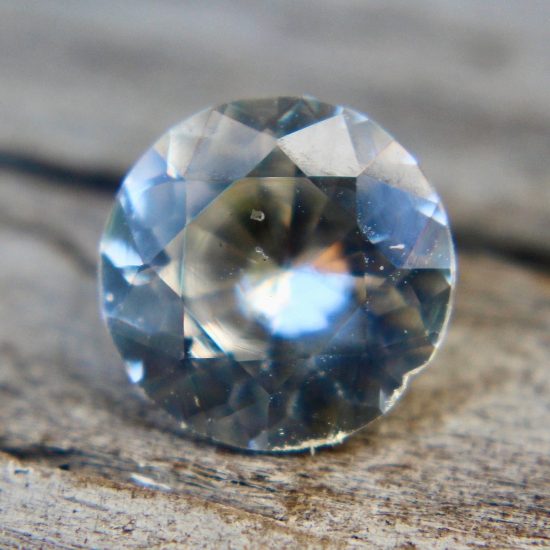 Natural Sapphire with slight champagne hue - Sapphirepal
