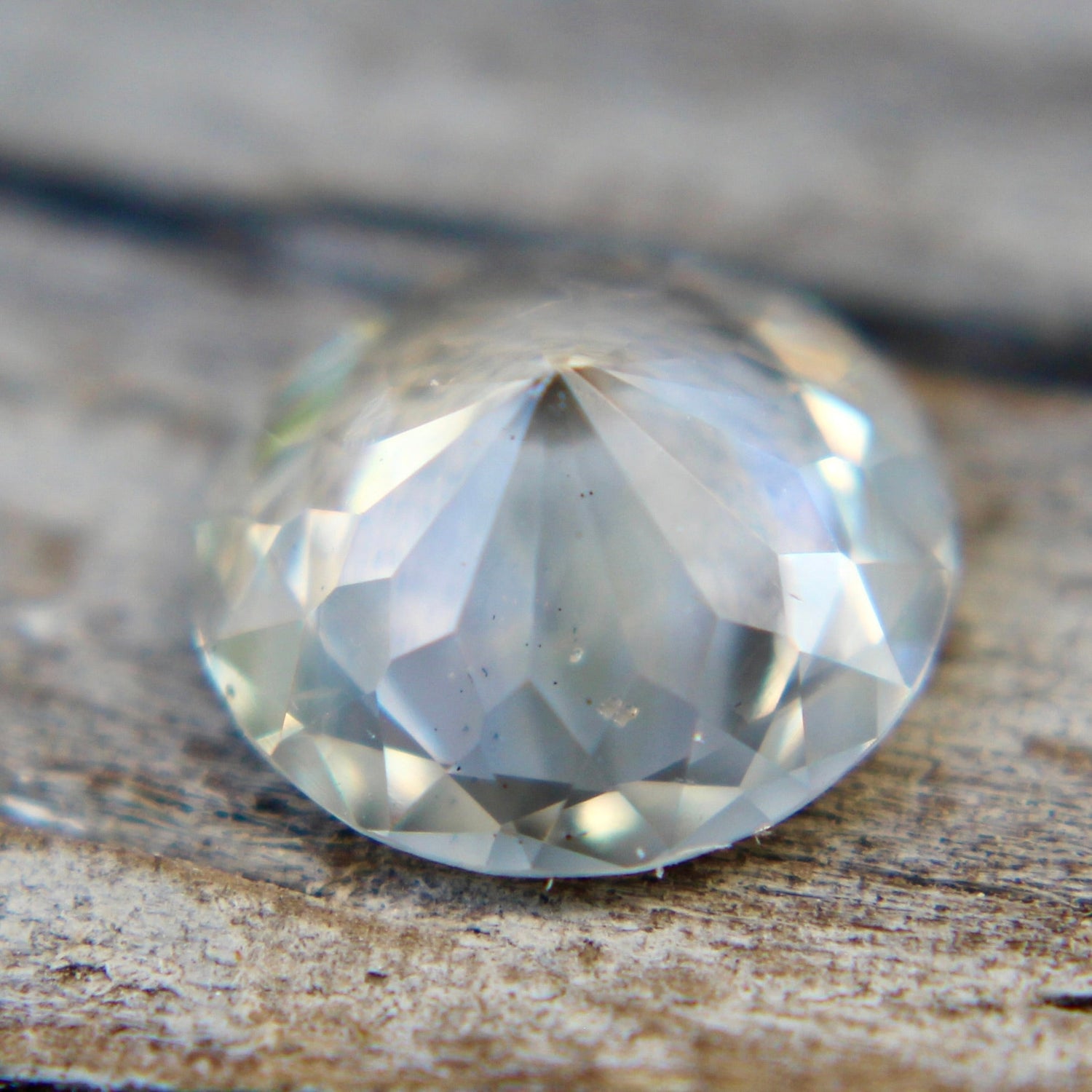 Natural Sapphire with slight champagne hue - Sapphirepal