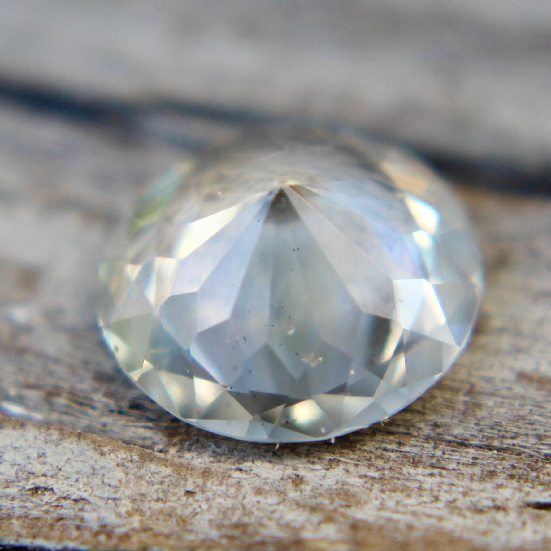 Natural Sapphire with slight champagne hue - Sapphirepal