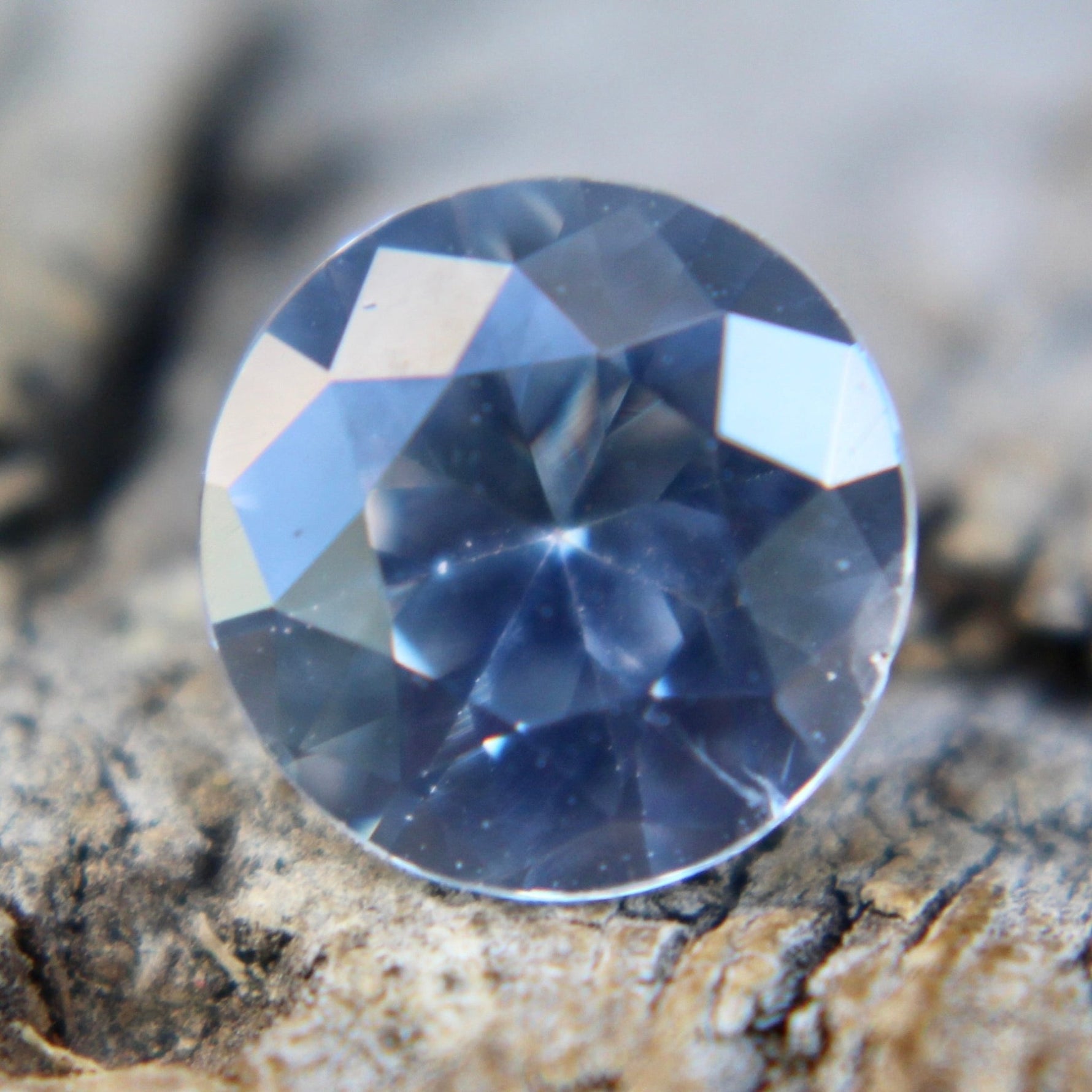 Natural Untreated Blue-White Sapphire Stone for Jewellers