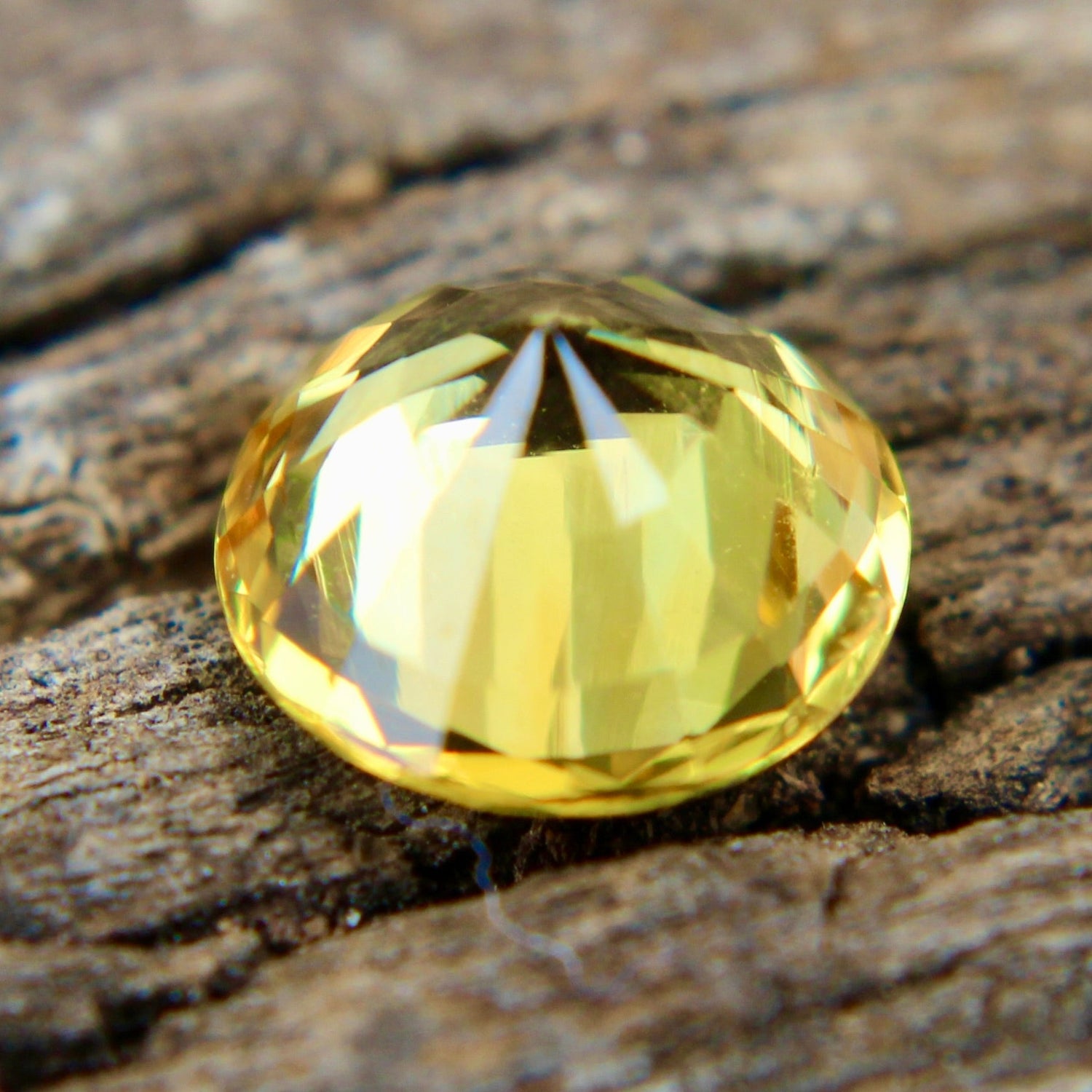 Face-up round yellow sapphire with bright golden hue