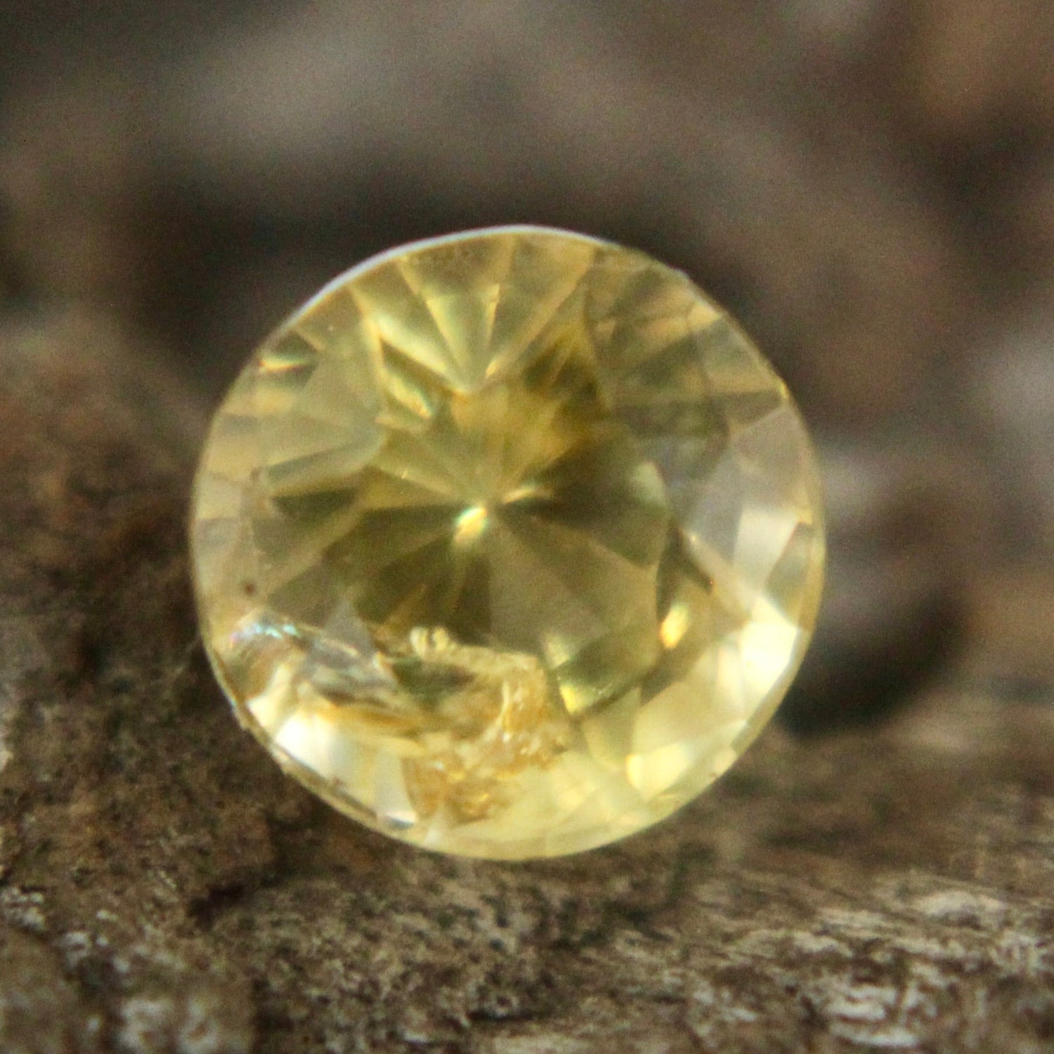 Face-up round yellow sapphire with bright golden color