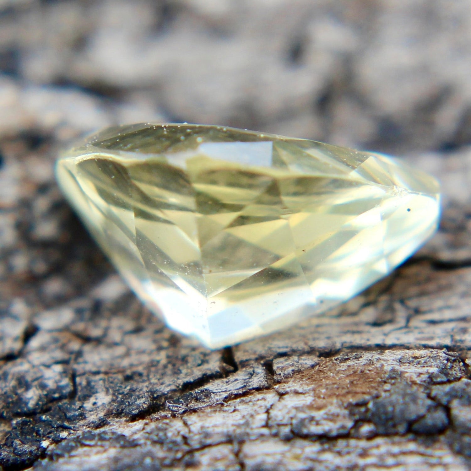 Loose yellow sapphire VVS clarity faceted trillion cut for fine jewelry