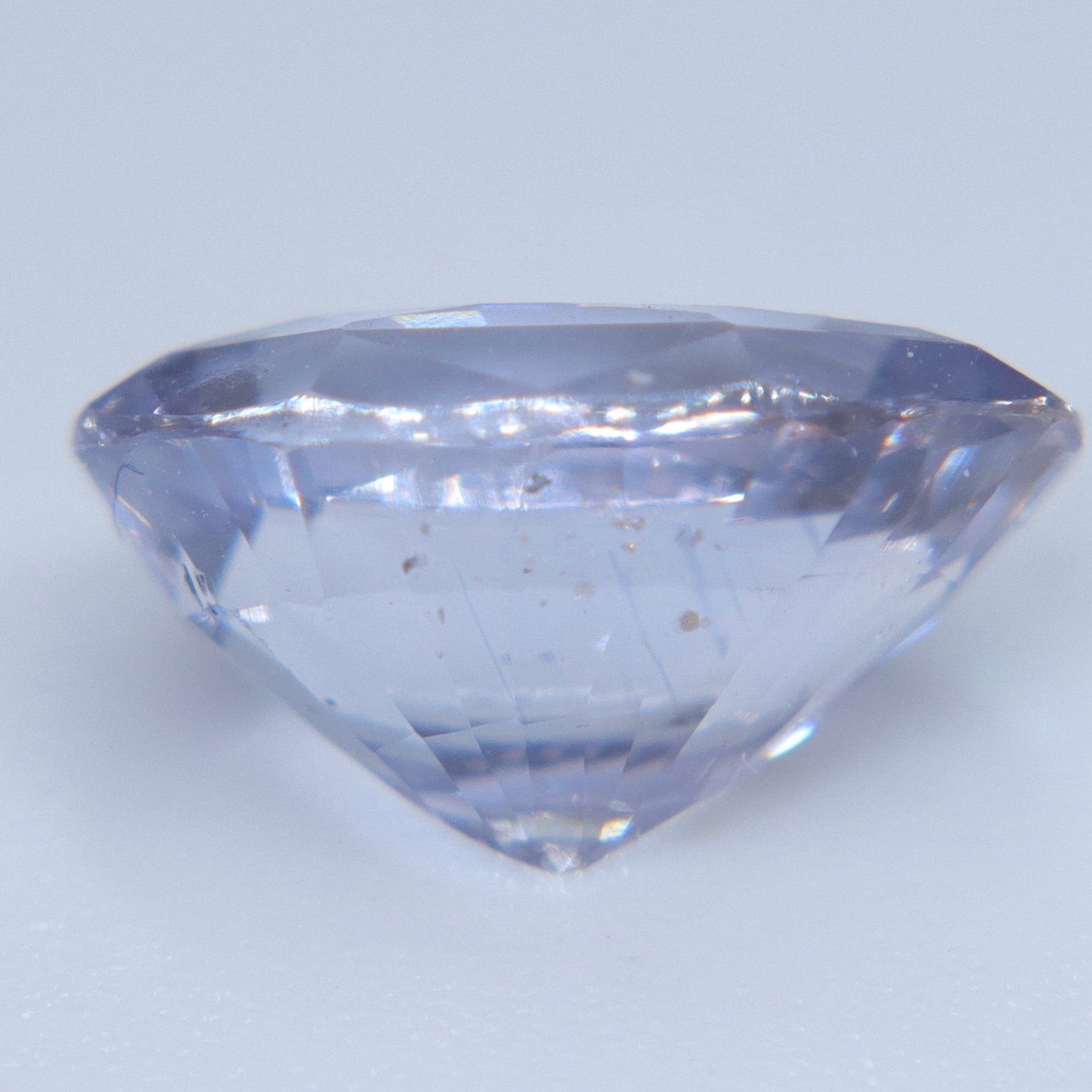 Side view of a 10.13 mm oval pale purple sapphire from Sri Lanka