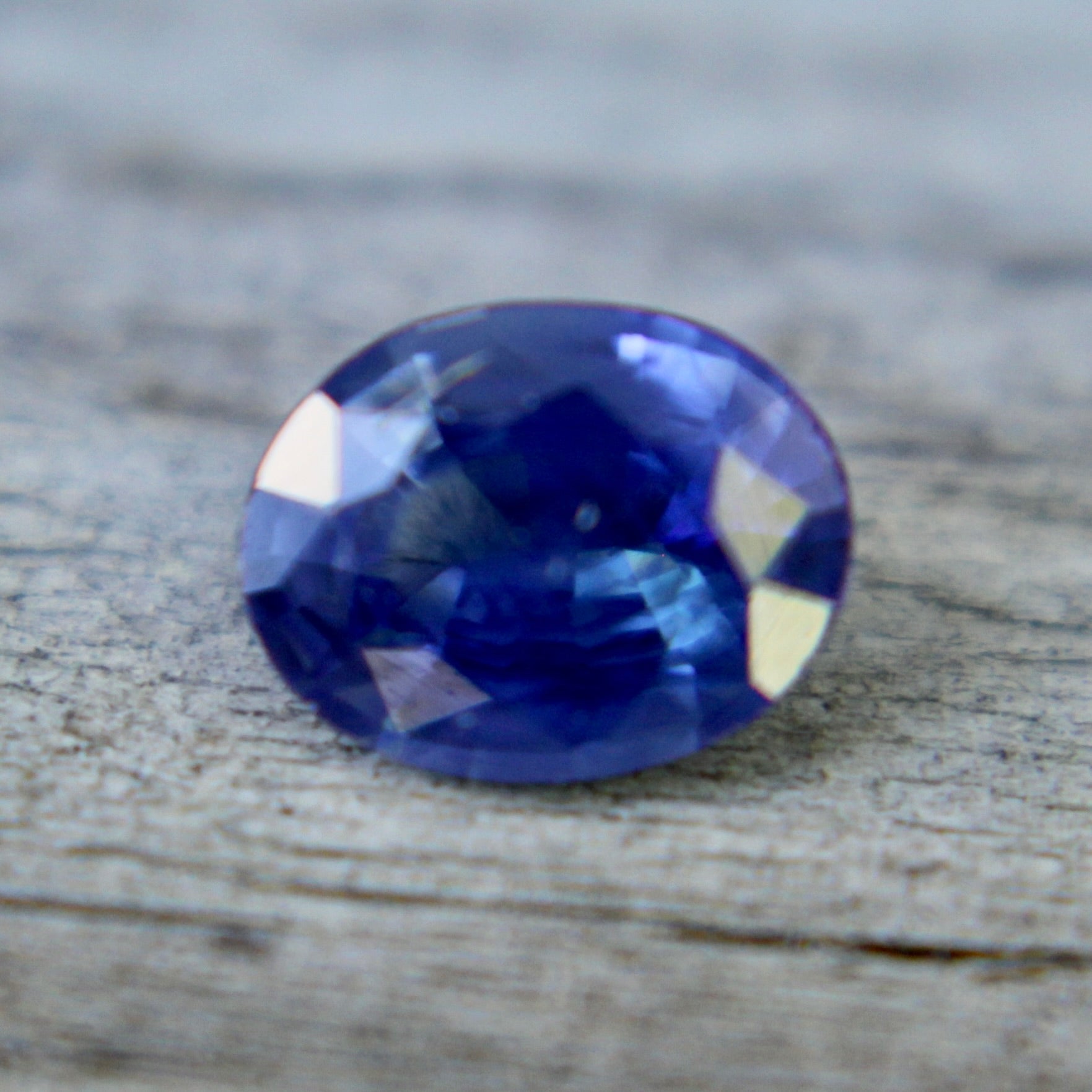 Small royal blue sapphire for ring pendant or earring design