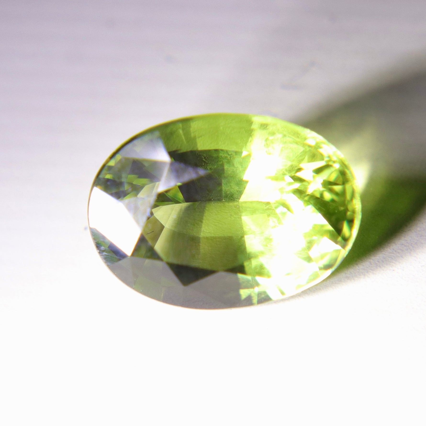 Natural vanadium chrysoberyl displaying fluorescence under ultraviolet light