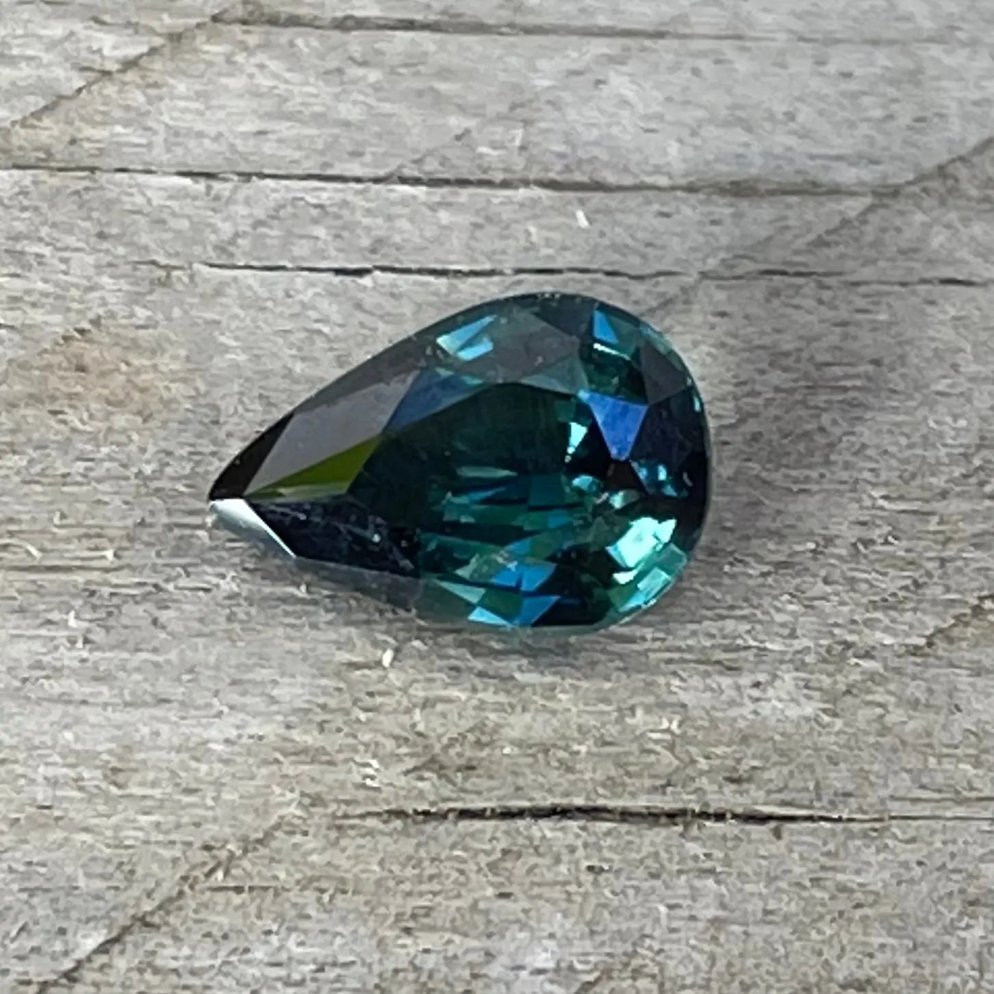 Natural Peacock Sapphire gems-756e